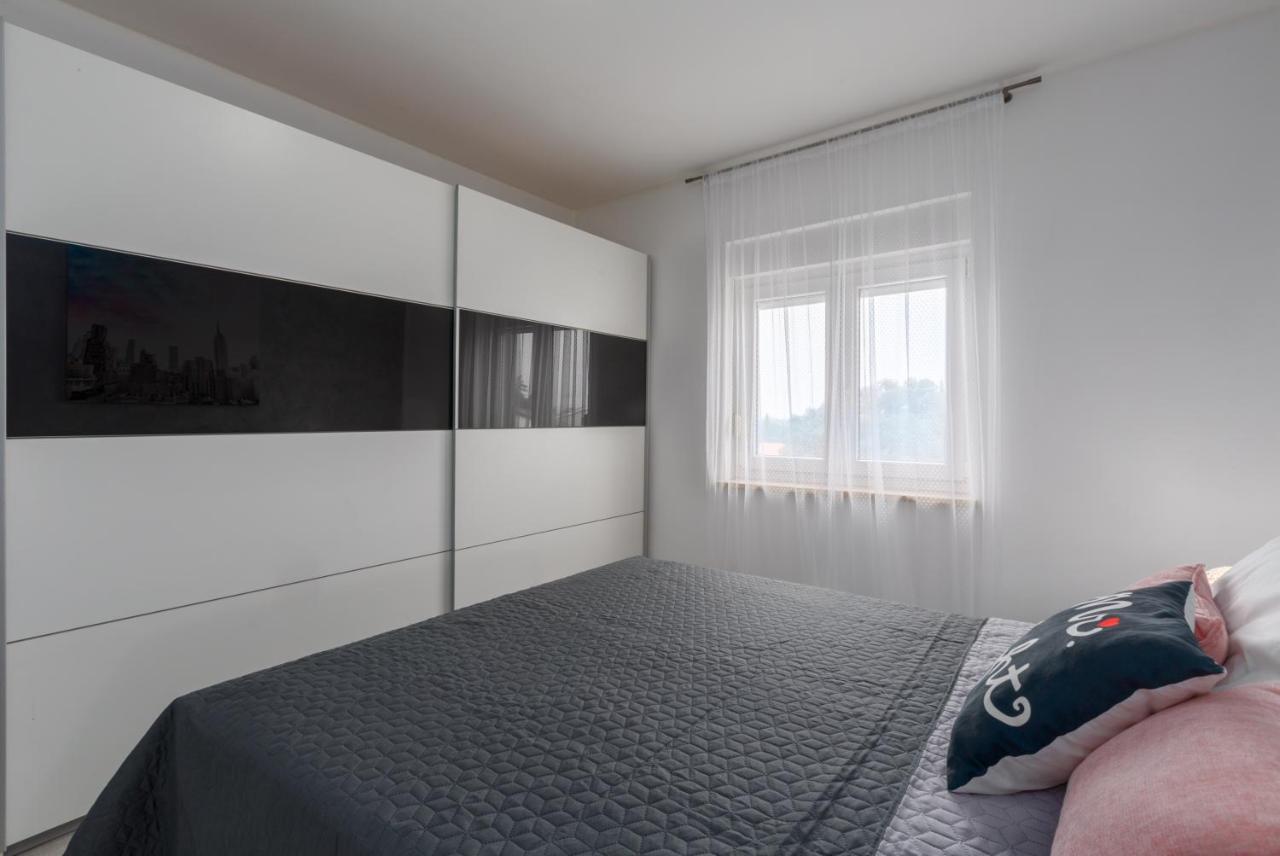 Apartmani Lena Pula Exteriér fotografie